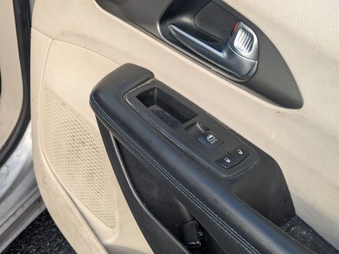 Used 2021 Chrysler Pacifica Touring-L image 35