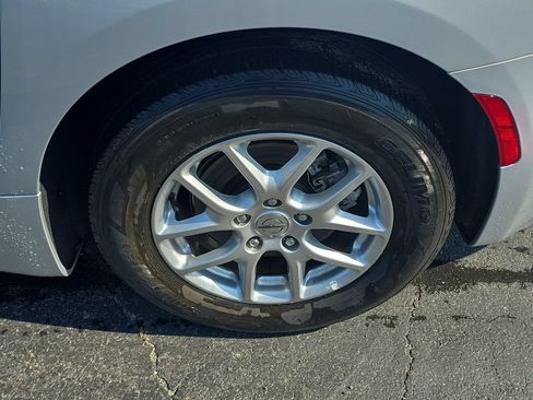 Used 2024 Chrysler Pacifica Touring-L FWD image 5