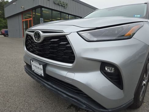 Used 2022 Toyota Highlander XLE AWD/4WD image 9