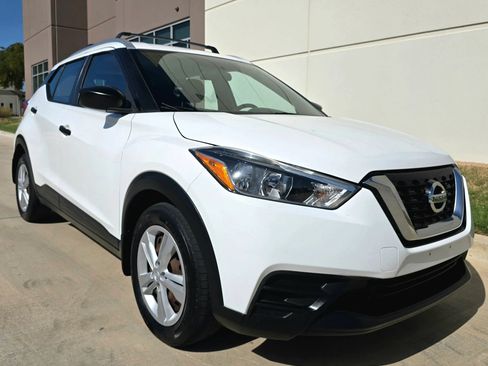 Used 2018 Nissan Kicks S w/ Exterior Package FWD image 4