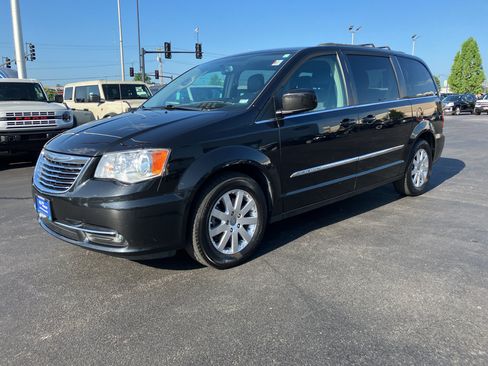 Used 2016 Chrysler Town & Country Touring FWD image 3