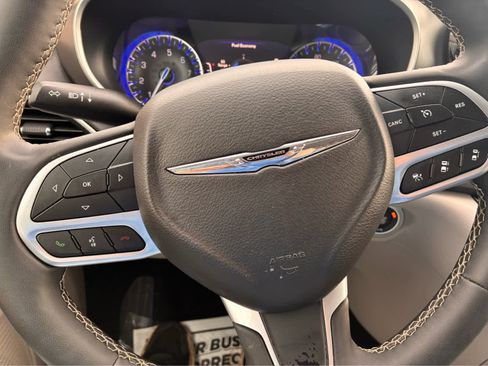 Used 2024 Chrysler Pacifica Touring-L image 18