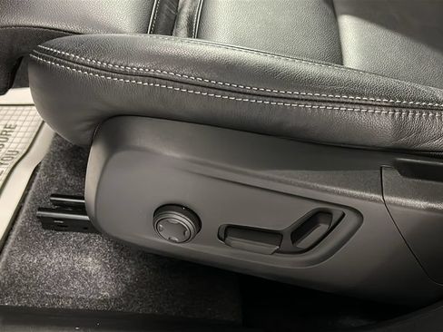 Certified 2026 Volvo XC40 B5 Plus AWD/4WD image 11