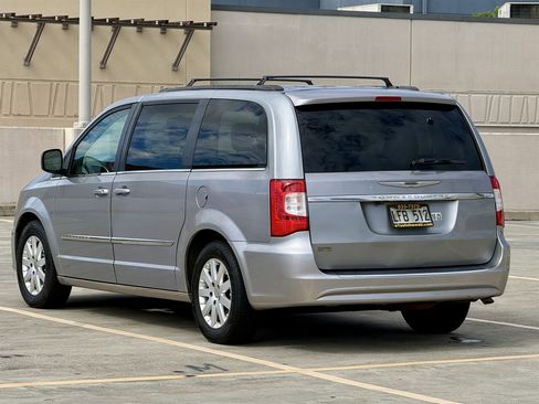 Used 2015 Chrysler Town & Country Touring image 4