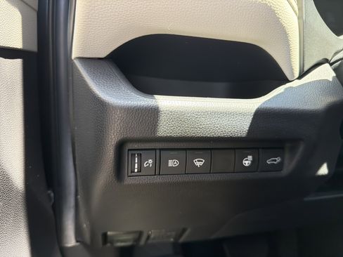 Used 2020 Toyota RAV4 XLE Premium FWD image 33