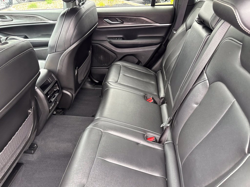 Certified 2024 Jeep Grand Cherokee Limited w/ Black Appearance Package AWD/4WD image 35