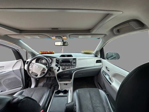 Used 2012 Toyota Sienna SE FWD image 22