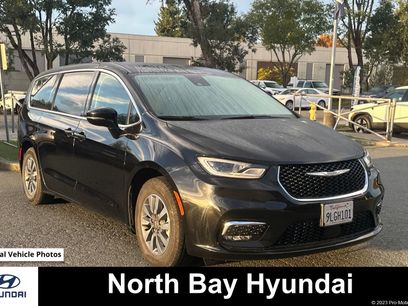 Used 2024 Chrysler Pacifica Select