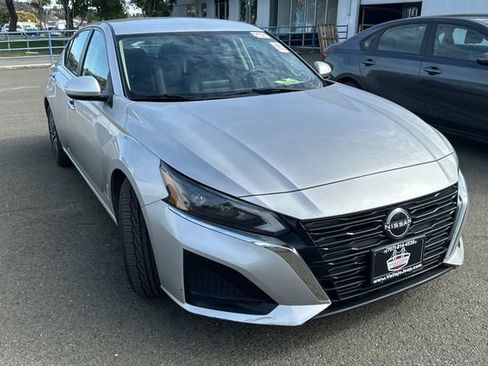 Used 2023 Nissan Altima 2.5 SV image 1