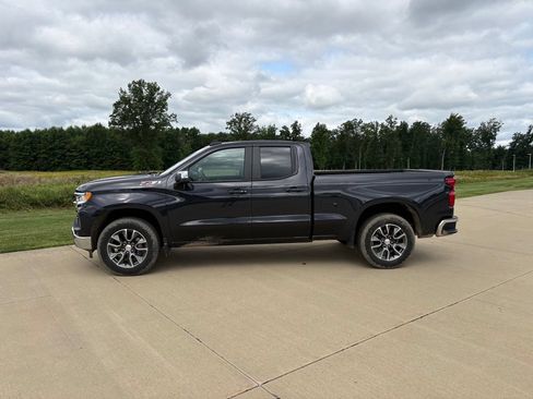 Used 2023 Chevrolet Silverado 1500 LT AWD/4WD image 3