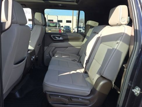 Used 2022 GMC Yukon XL SLT w/ SLT Premium Package image 17