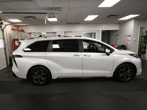 Used 2026 Toyota Sienna Platinum AWD/4WD image 8