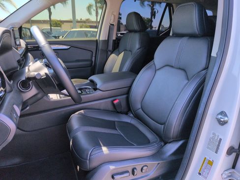Used 2025 Honda Pilot Touring image 16