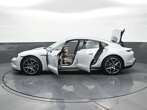 Used 2025 Porsche Taycan RWD image 31