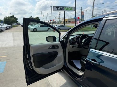 Used 2022 Chrysler Pacifica Touring-L w/ Uconnect Theater Family Group FWD image 19