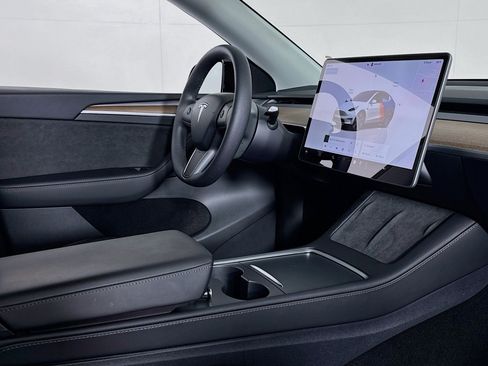 Used 2025 Tesla Model Y Long Range image 14