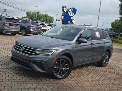 Used 2022 Volkswagen Tiguan SE FWD image 1