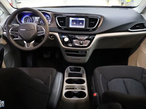 Used 2024 Chrysler Voyager LX image 28