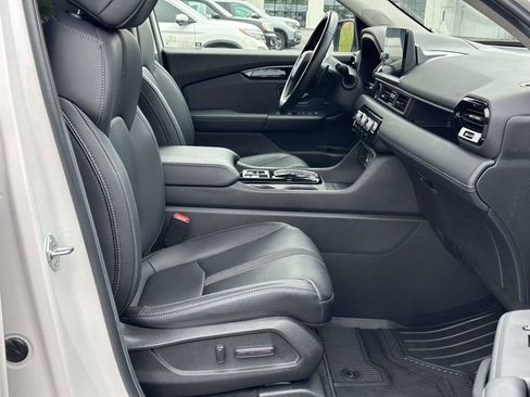 Used 2025 Honda Pilot Touring image 7