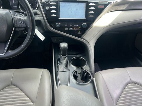 Used 2019 Toyota Camry SE FWD image 11