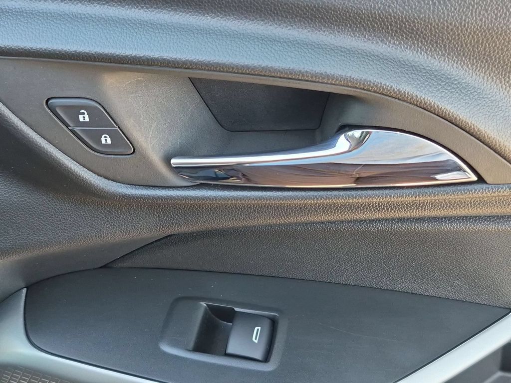Used 2025 Chevrolet Trax LS FWD image 34
