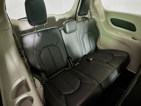 Certified 2024 Chrysler Pacifica Touring-L image 37