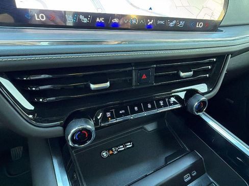 Used 2025 Chevrolet Suburban Premier AWD/4WD image 34