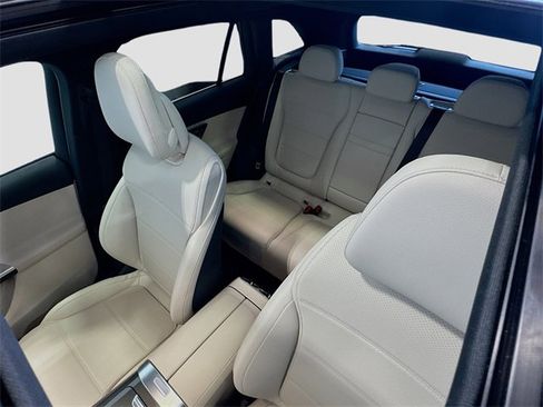 Used 2025 Mercedes-Benz GLC 300 4MATIC image 23