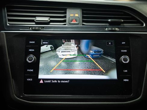 Used 2020 Volkswagen Tiguan SE R-Line FWD image 23