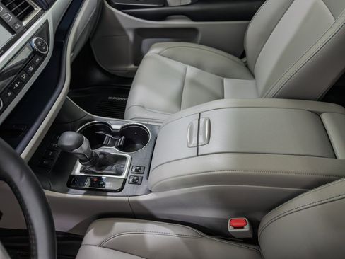 Used 2019 Toyota Highlander XLE AWD/4WD image 37