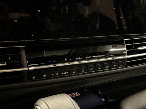 Used 2025 Toyota Sienna Platinum image 16