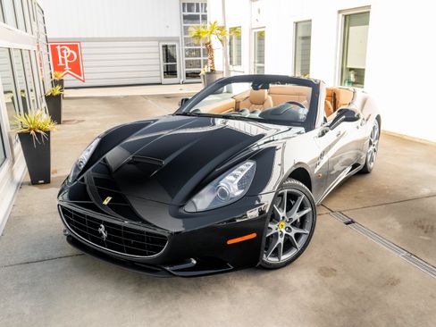 Used 2011 Ferrari California RWD image 3