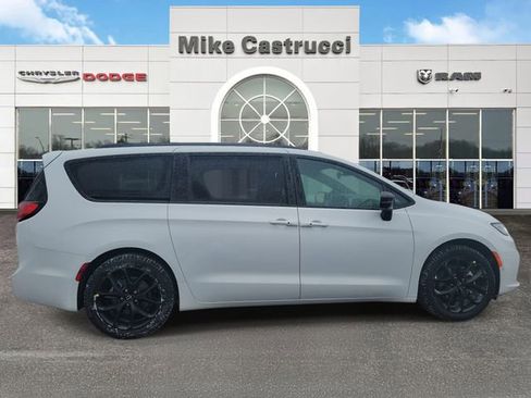New 2026 Chrysler Pacifica Limited image 3