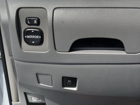 Used 2010 Toyota Camry LE FWD image 17