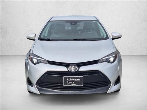 Used 2018 Toyota Corolla LE image 2