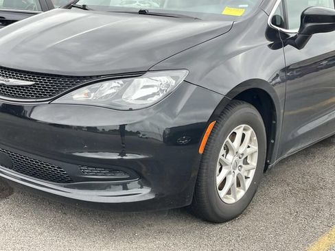 Used 2023 Chrysler Voyager LX FWD image 9
