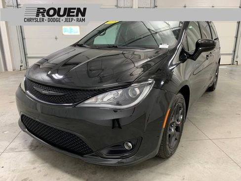 Used 2018 Chrysler Pacifica Touring Plus w/ S Appearance Package FWD image 1