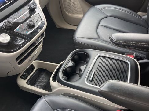 Used 2024 Chrysler Pacifica Touring-L image 36