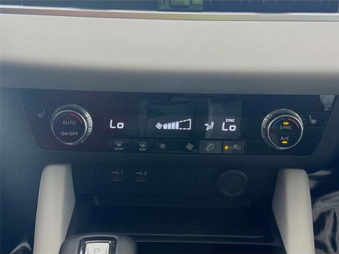 Used 2025 Mitsubishi Outlander SE image 15