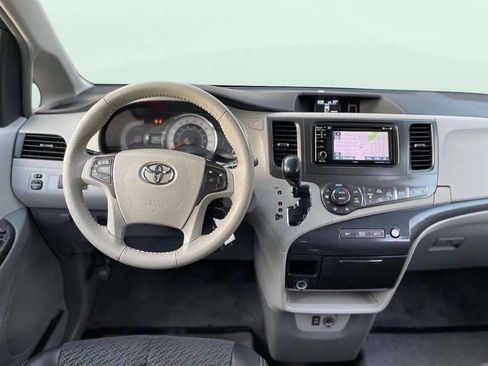 Used 2014 Toyota Sienna SE image 27