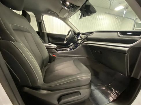 Used 2023 Jeep Grand Cherokee L Laredo image 25