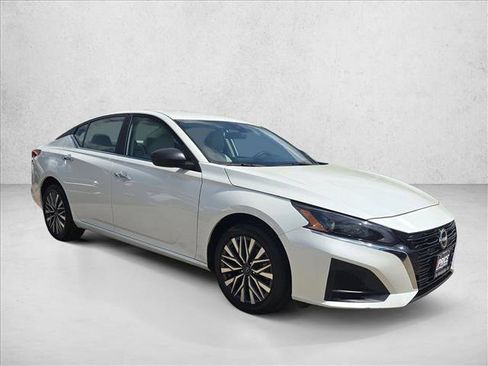 Used 2024 Nissan Altima 2.5 SV image 3