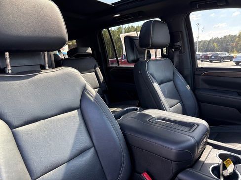 Used 2021 Chevrolet Suburban Premier image 13