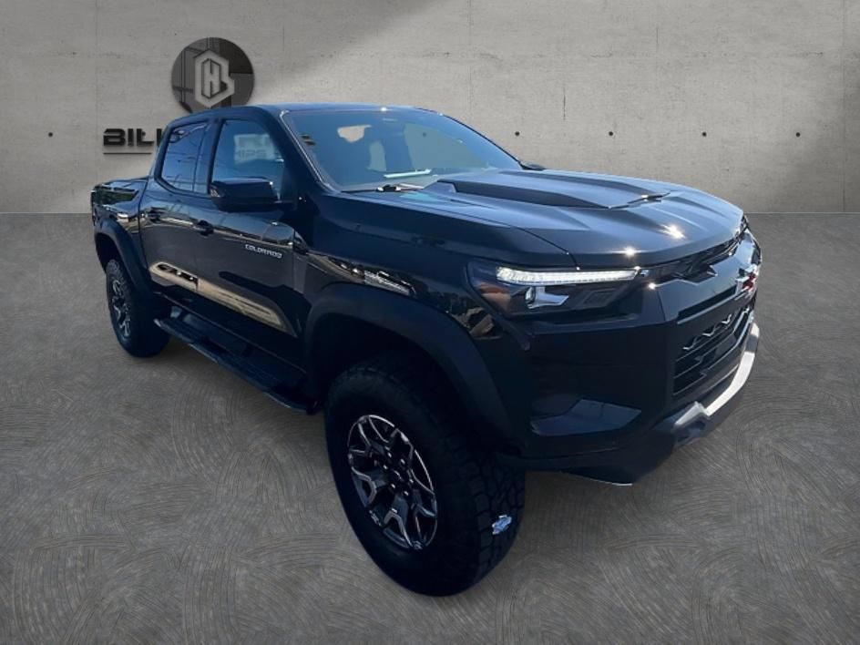 Used 2025 Chevrolet Colorado ZR2 w/ Technology Package AWD/4WD image 4