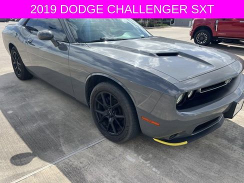 Used 2019 Dodge Challenger SXT w/ Driver Convenience Group RWD image 4