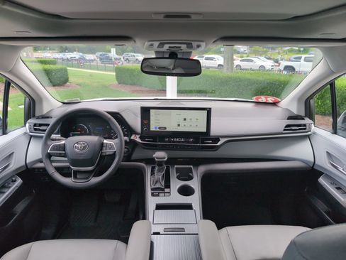 Certified 2026 Toyota Sienna XLE FWD image 28