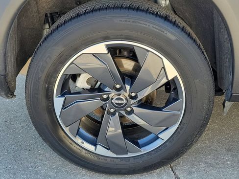 Certified 2025 Nissan Rogue SV FWD image 15