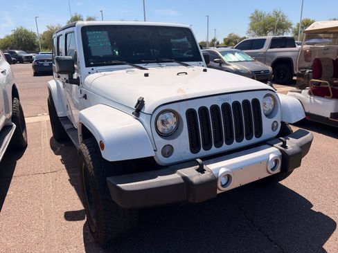 Used 2018 Jeep Wrangler Unlimited Sahara AWD/4WD image 3