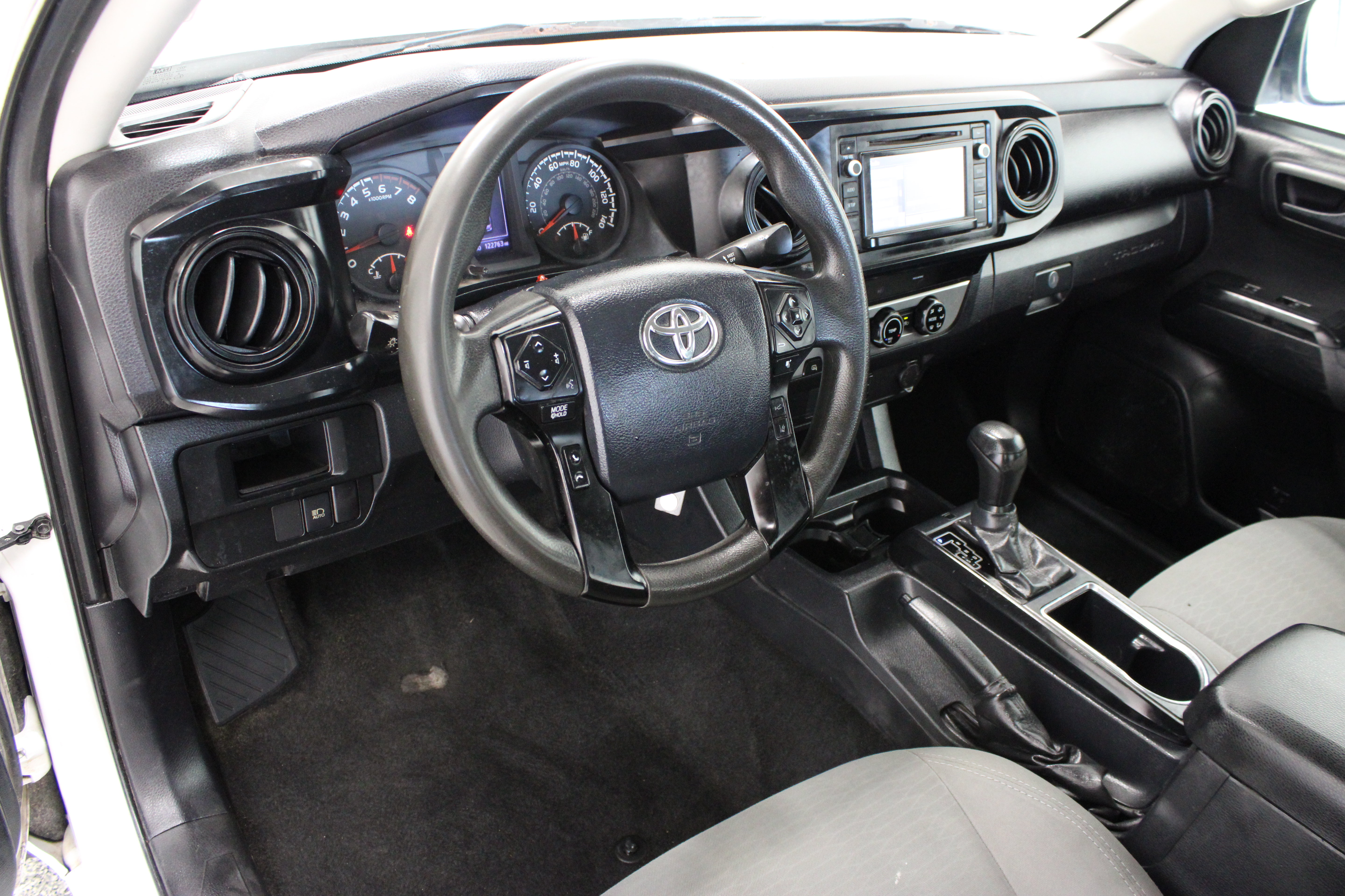 Used 2018 Toyota Tacoma SR RWD image 14