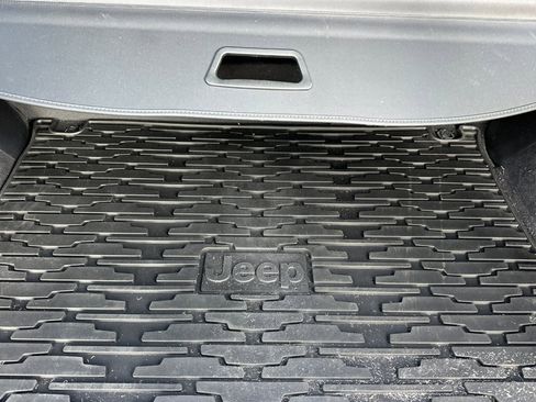 Used 2019 Jeep Grand Cherokee Laredo image 17